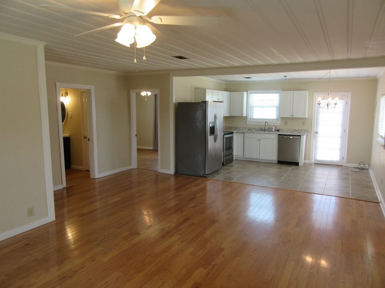 5211 Beach Dr - Photo 3 of 26