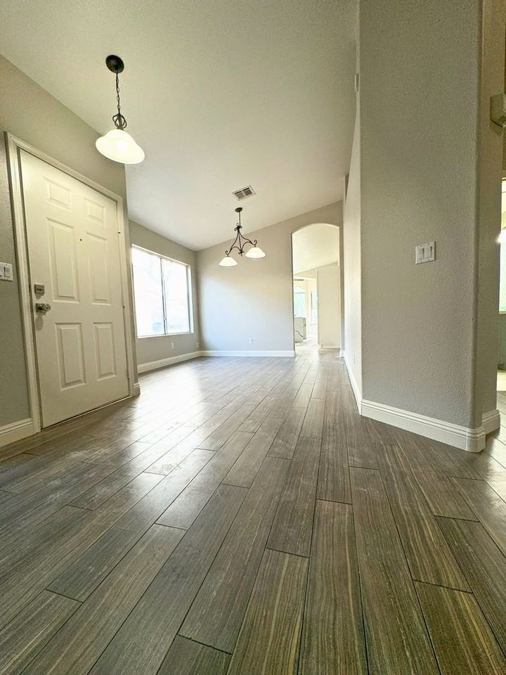 3740 Alliance St - Photo 5 of 48