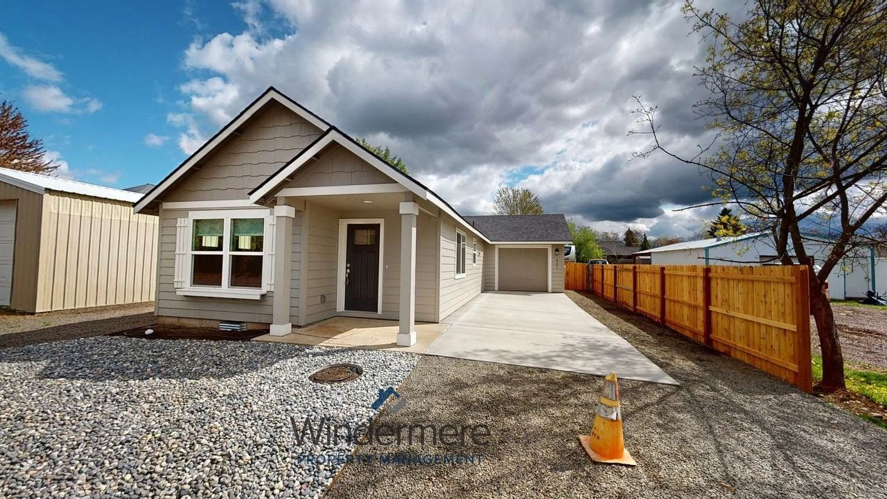 221 Laurel St - Photo 2 of 28