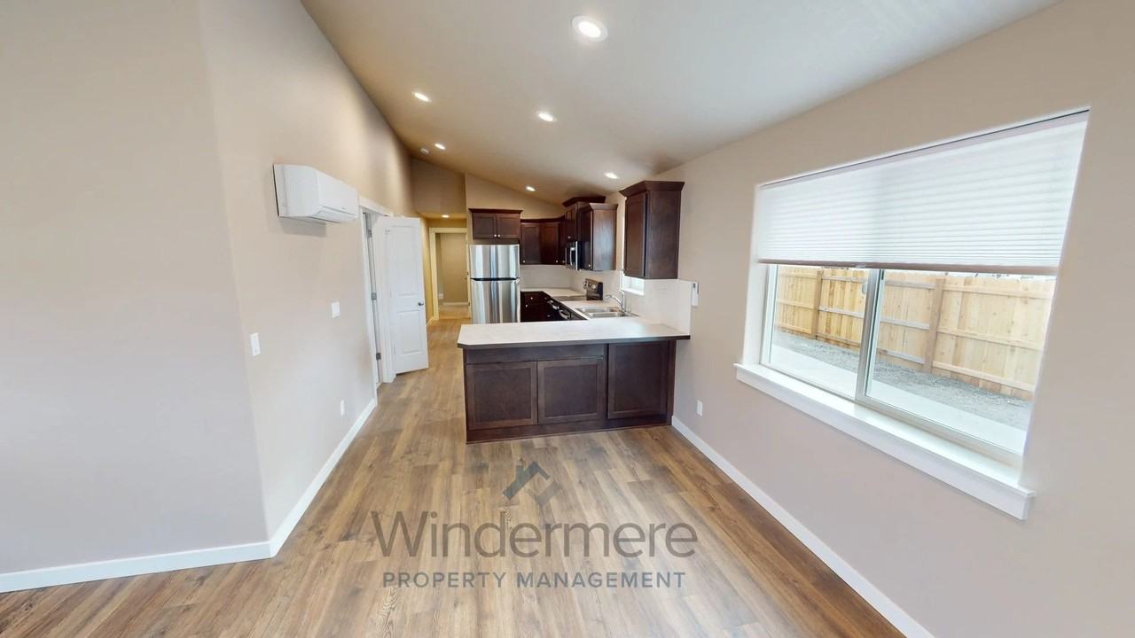 221 Laurel St - Photo 4 of 28