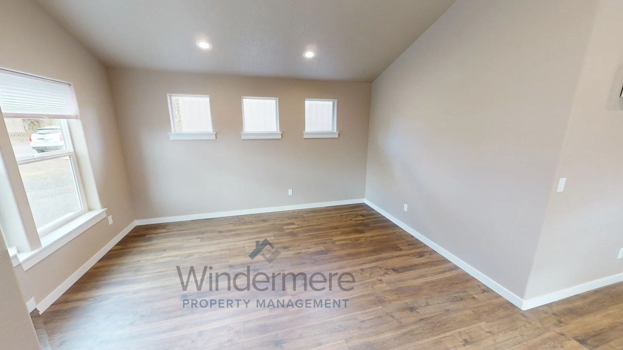 221 Laurel St - Photo 5 of 28