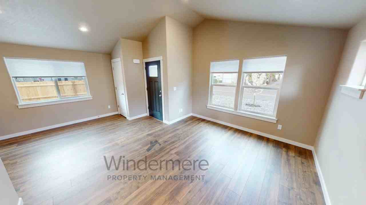 221 Laurel St - Photo 6 of 28