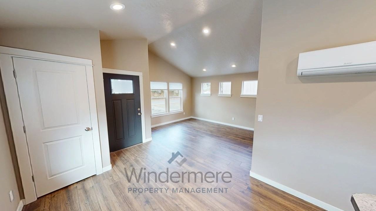 221 Laurel St - Photo 7 of 28