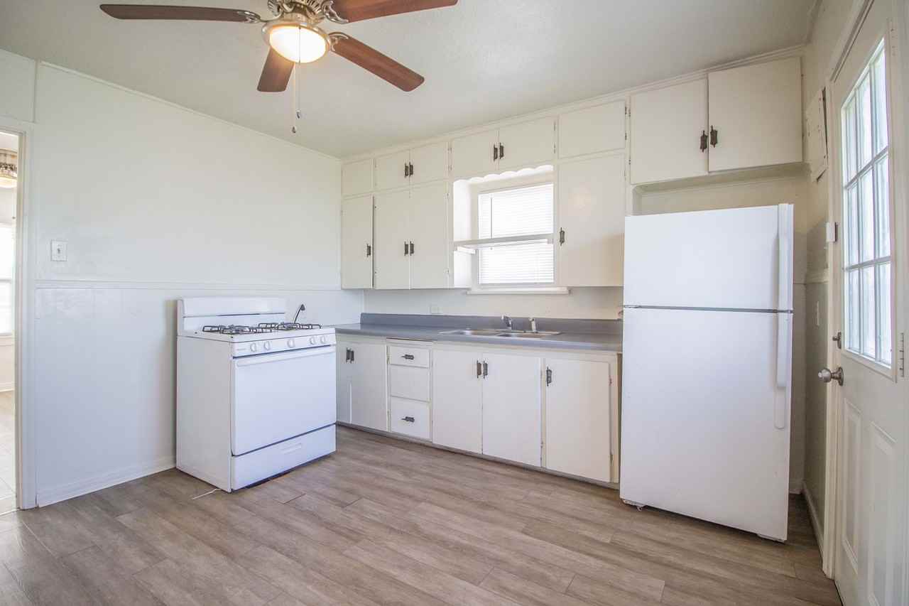 105 Vernon Ave - Photo 2 of 14