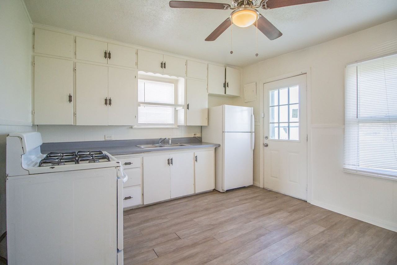 105 Vernon Ave - Photo 3 of 14