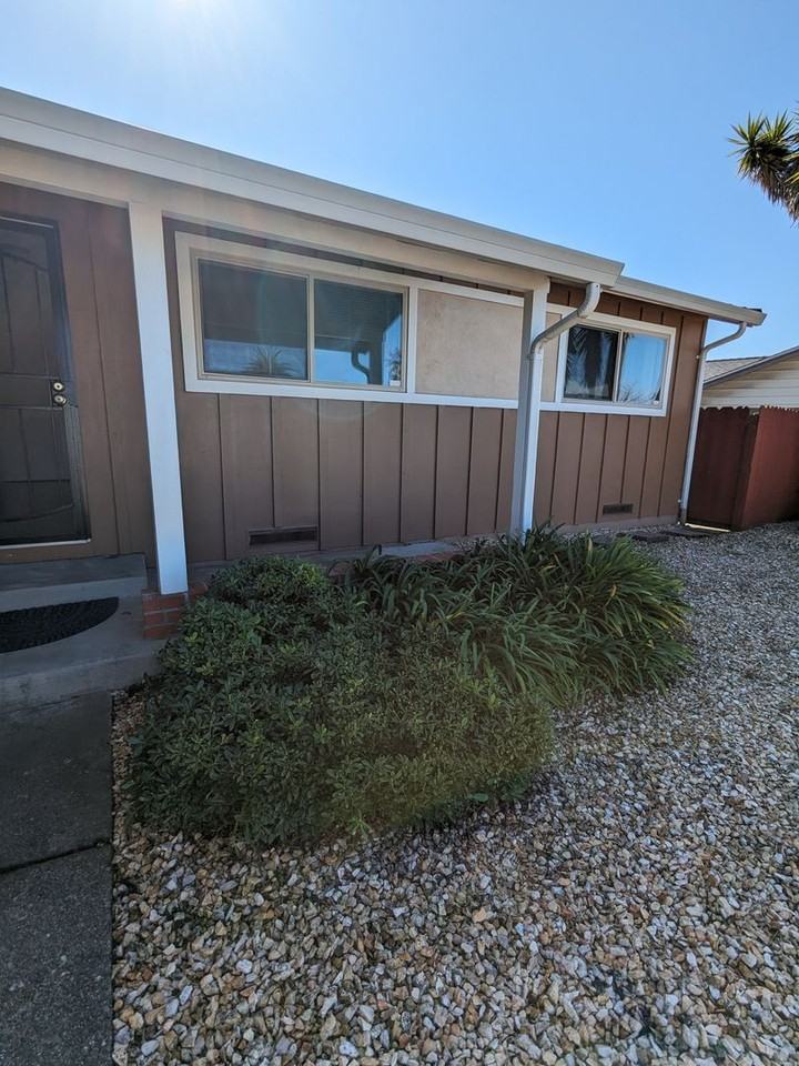 2064 Cypress Ave - Photo 3 of 48