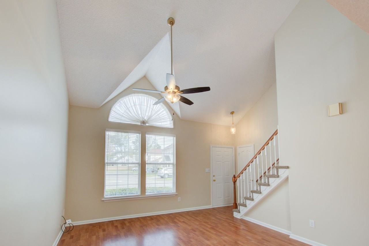 409 Oak Lake Ter - Photo 3 of 49