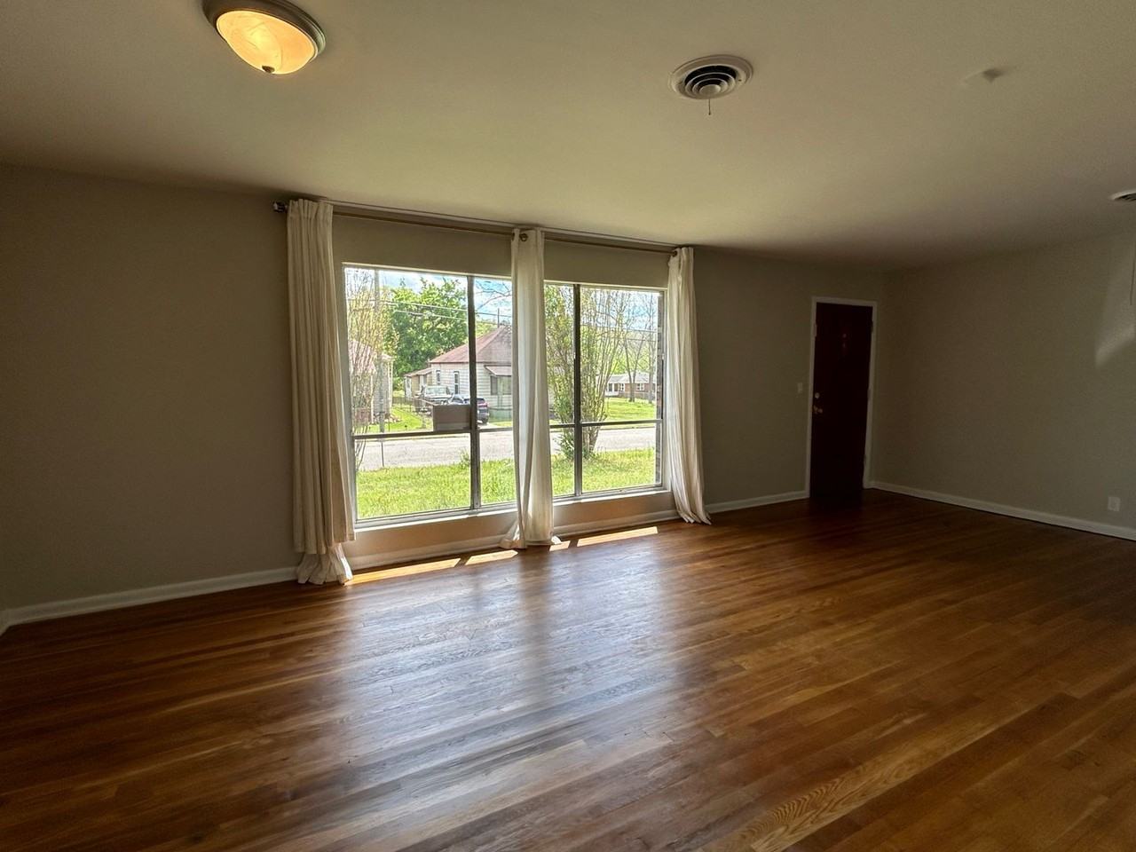 705 W 12th St - Photo 3 of 19