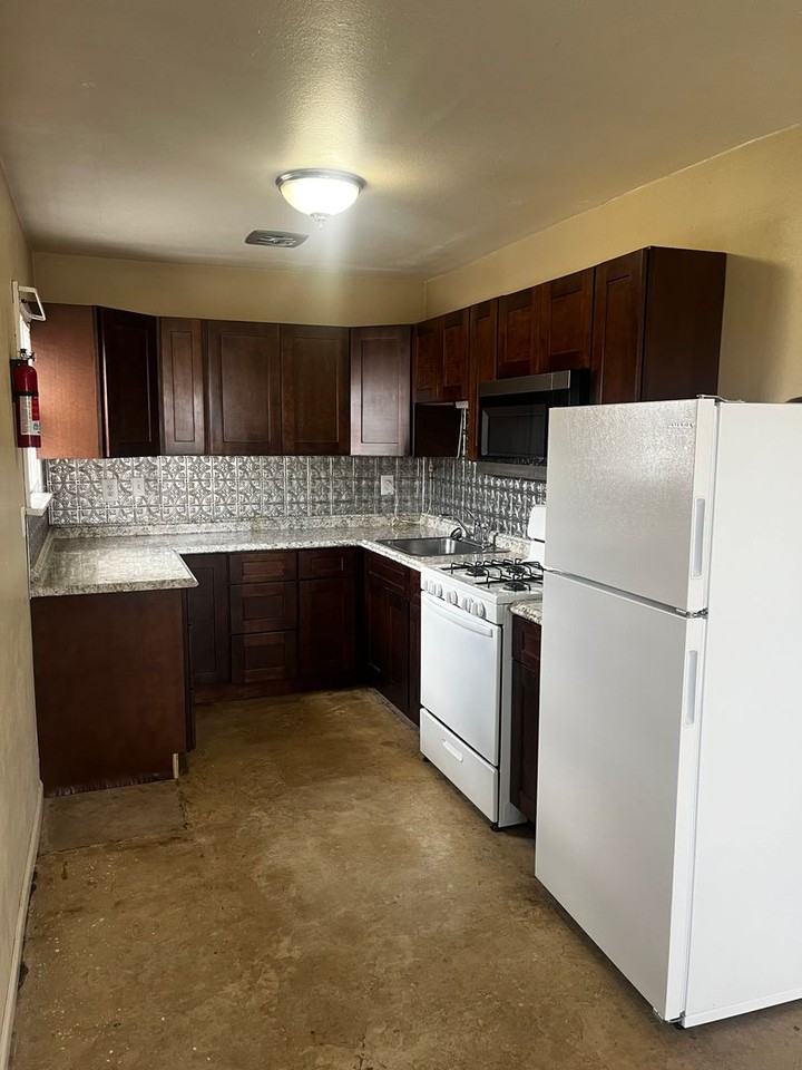 212 Curtis St - Photo 3 of 9