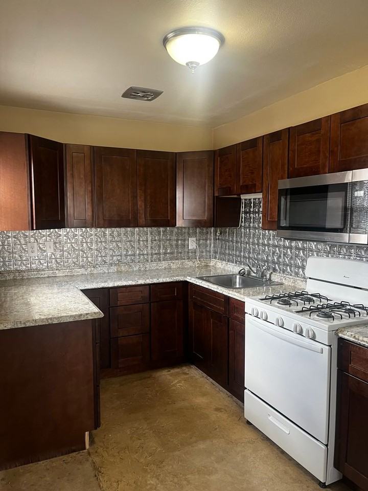 212 Curtis St - Photo 4 of 9