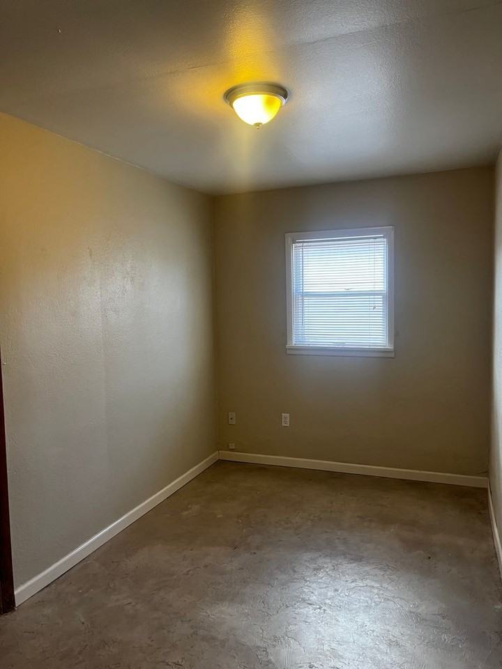 212 Curtis St - Photo 7 of 9