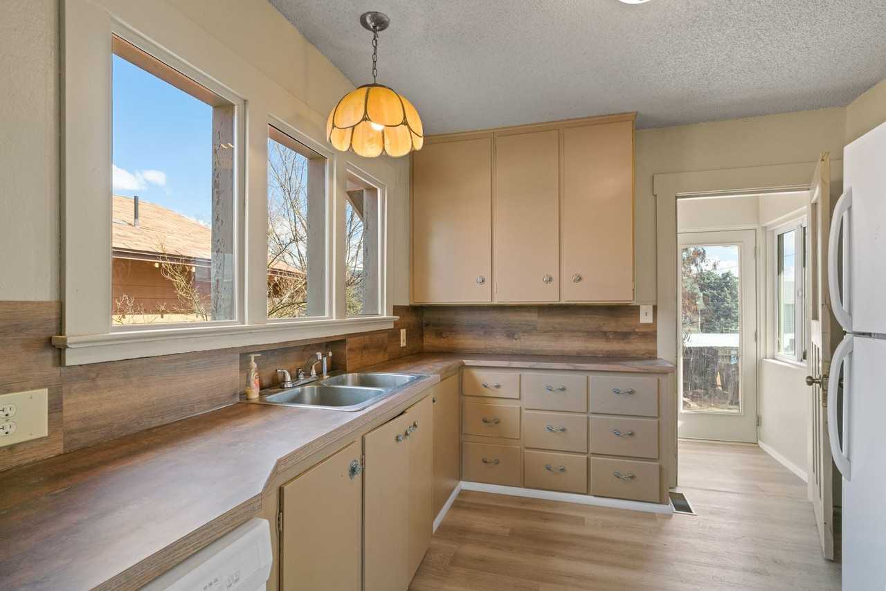 539 Malaga Ave - Photo 5 of 18