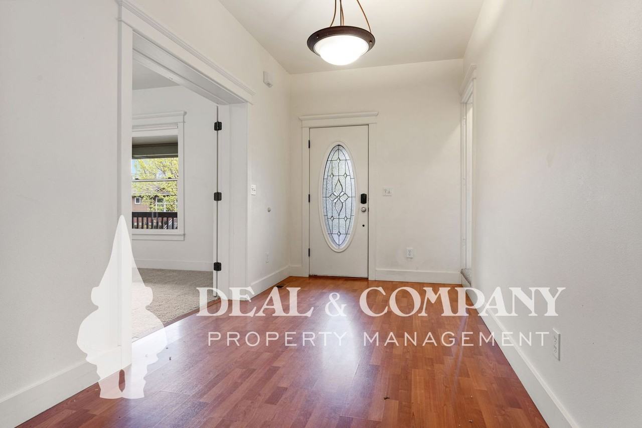 3725 Ne Mallory Ave - Photo 3 of 19