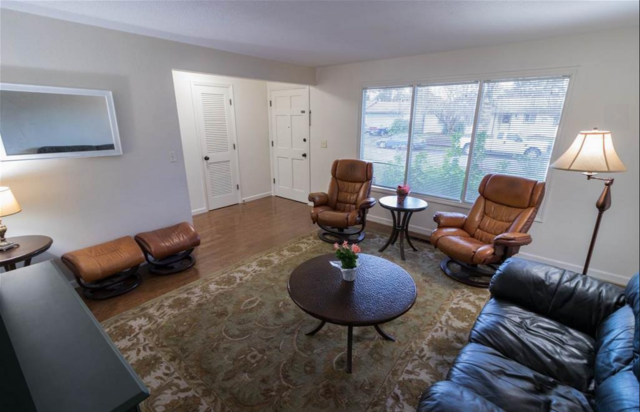 4633 Kingston Ct Ne - Photo 3 of 12