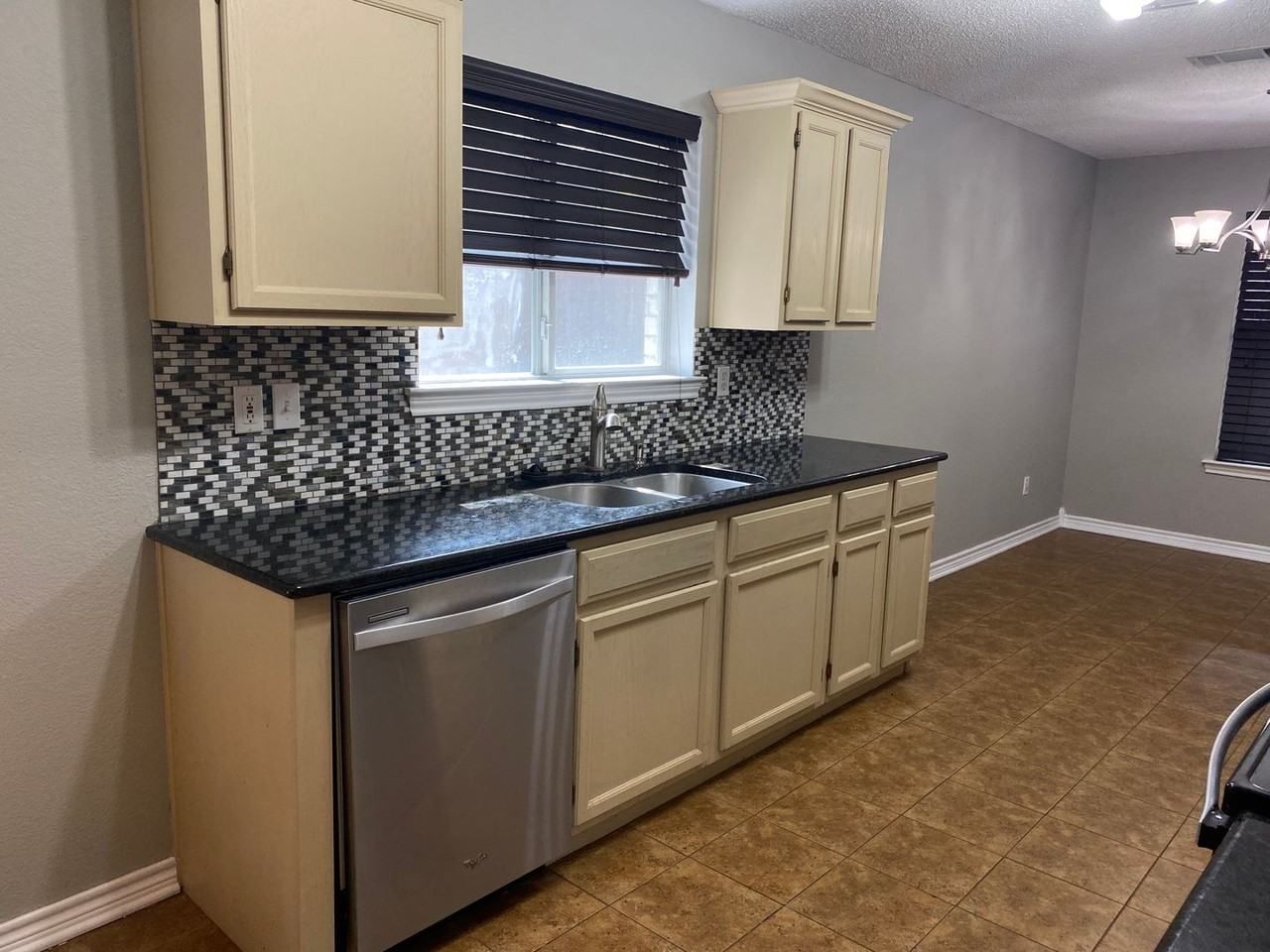 1808 Pebblebrook Ln - Photo 3 of 15