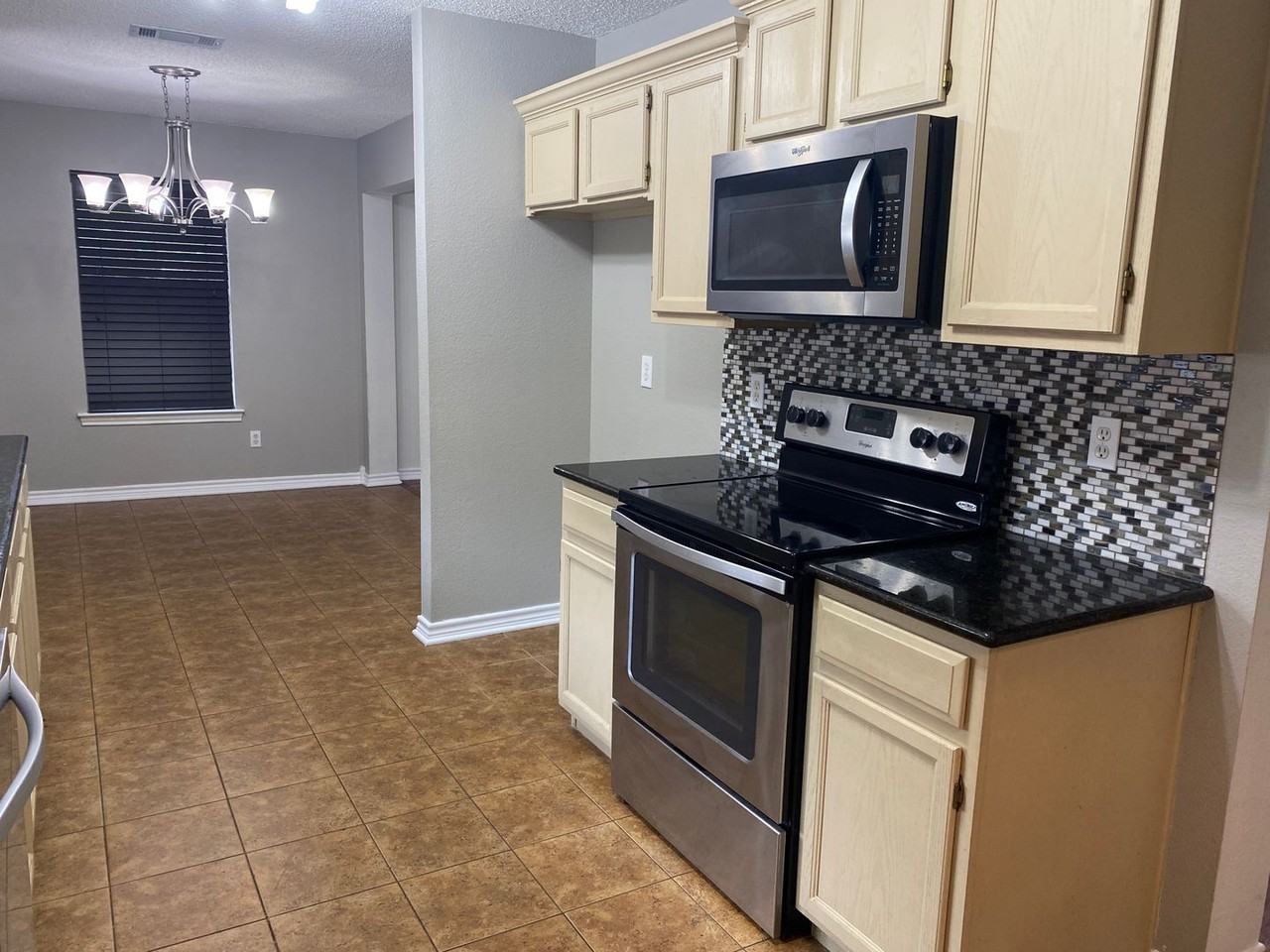 1808 Pebblebrook Ln - Photo 4 of 15