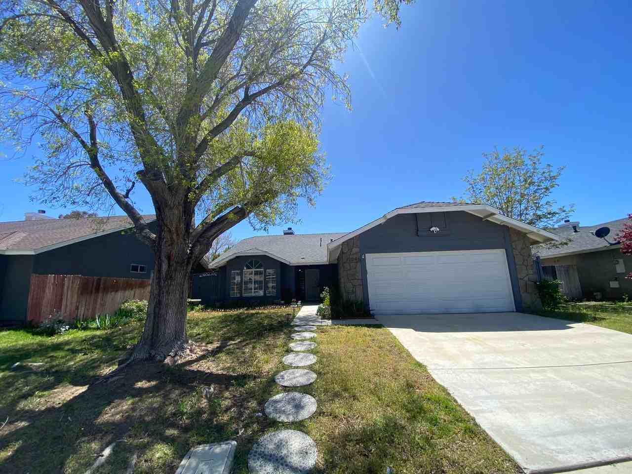 1046 E Avenue J7 - Photo 2 of 25