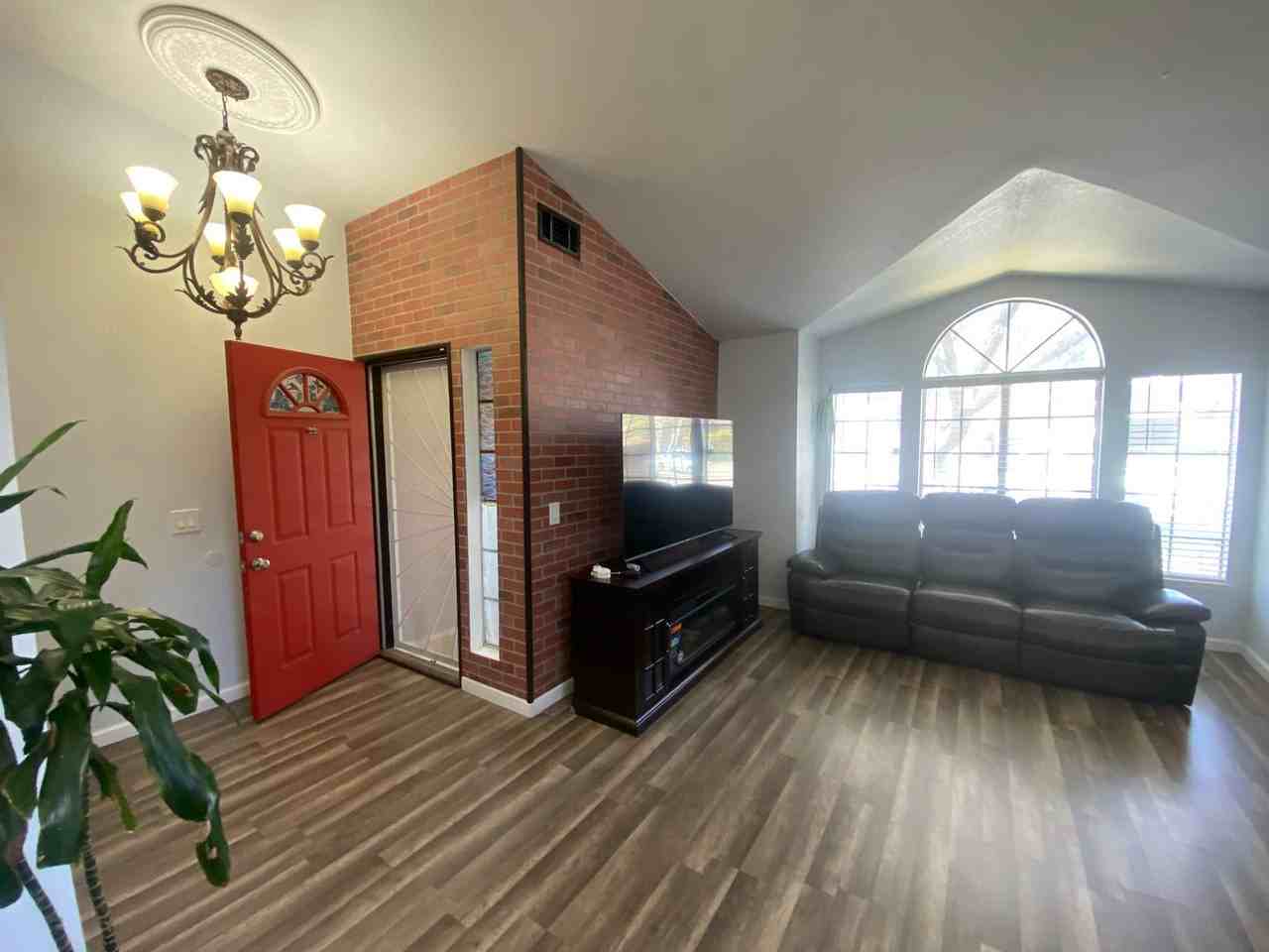 1046 E Avenue J7 - Photo 3 of 25