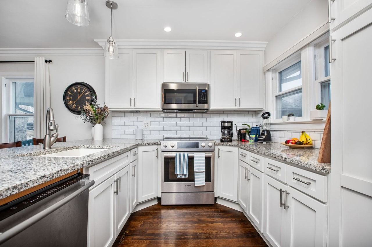 5641 Oak St - Photo 4 of 38