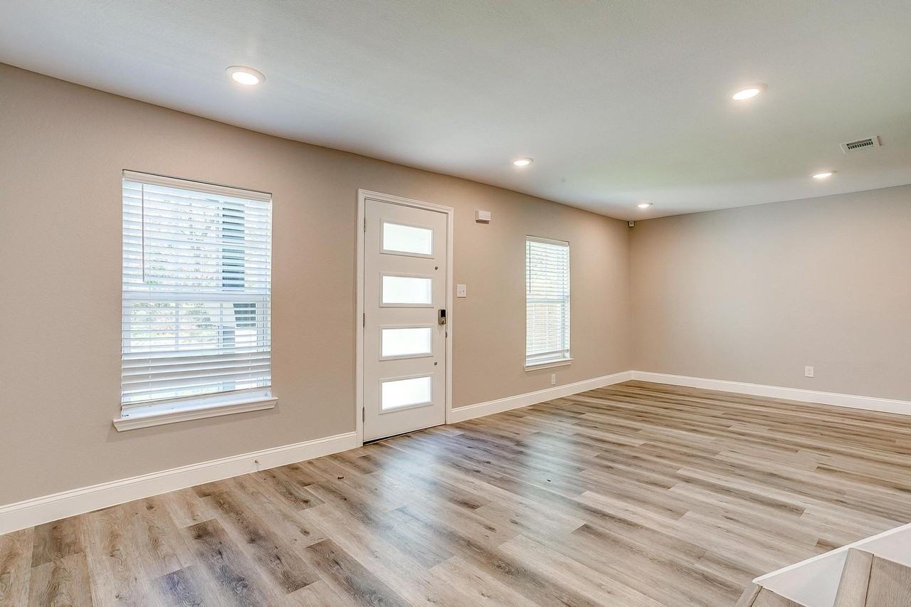 727 Stamps Ave - Photo 2 of 14