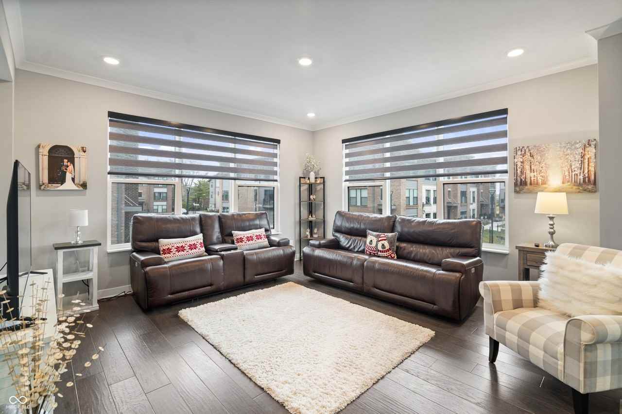 661 Golborne St - Photo 2 of 25
