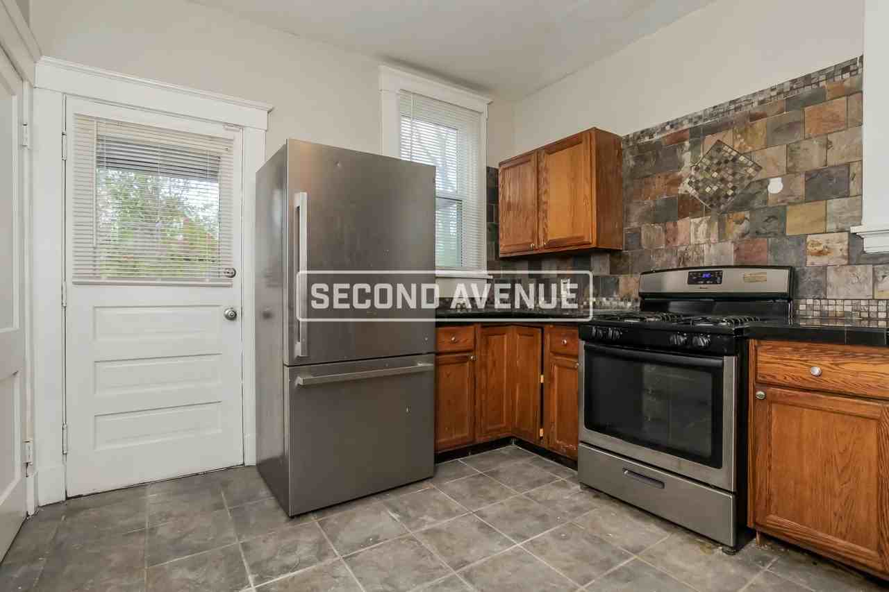 570 Flatt Ter - Photo 3 of 21