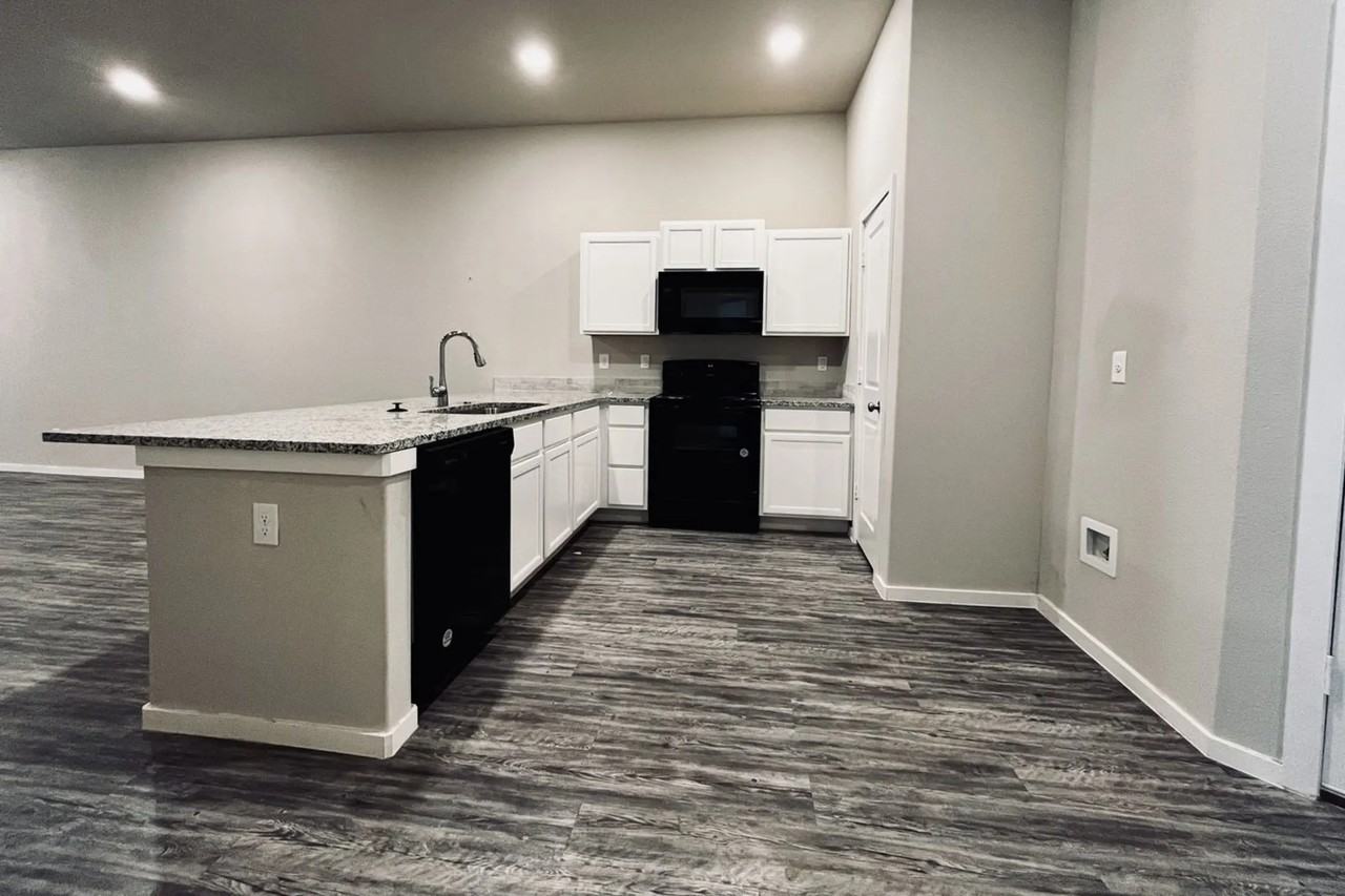 2102 Langford Ave - A A - Photo 2 of 11