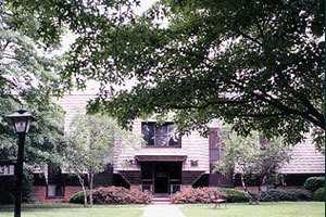 Columbiana Manor Apartments - Photo 3 of 4