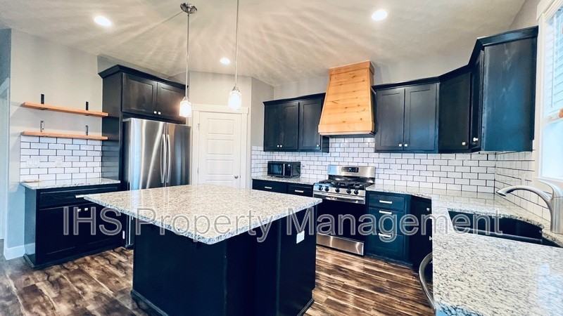 9801 Silverbright Dr - Photo 3 of 38