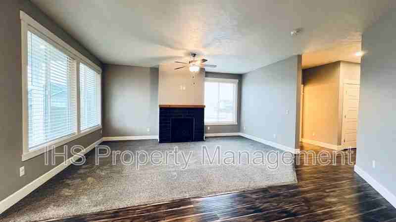 9801 Silverbright Dr - Photo 4 of 38
