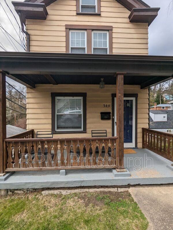 344 Clarence St - Photo 3 of 18