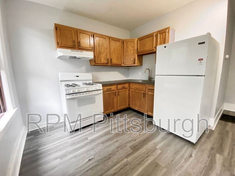 1806 Rhine St - Photo 2 of 12