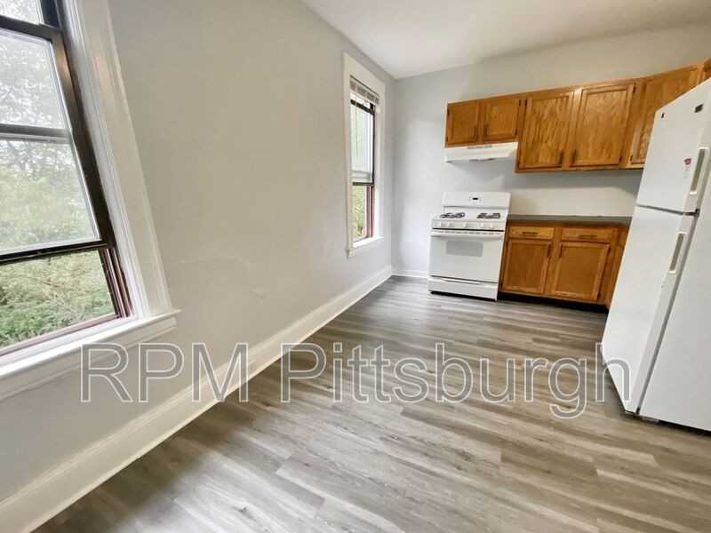 1806 Rhine St - Photo 3 of 12