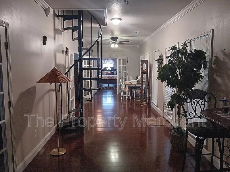 1619 Lark Dr - Photo 3 of 8