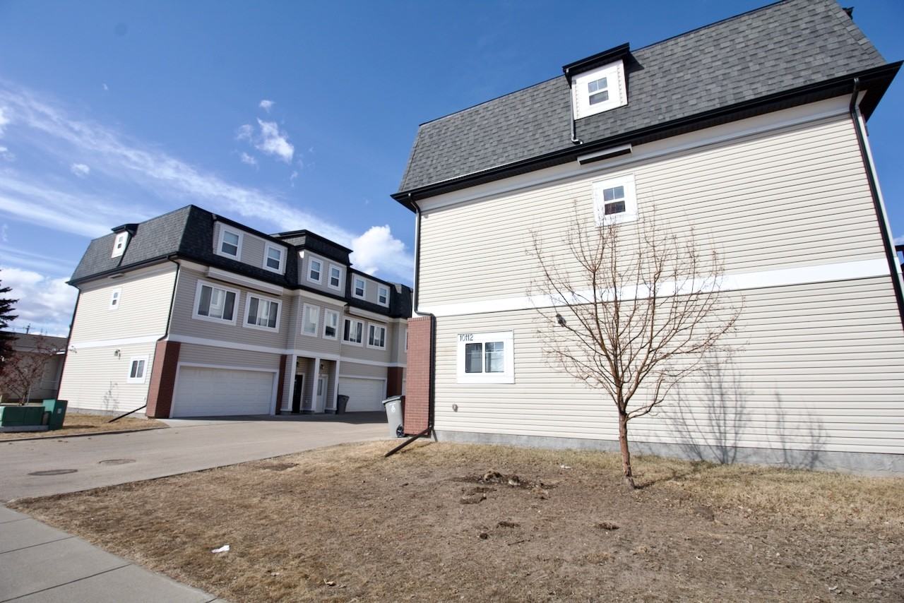 10112 101 Ave - Photo 2 of 4