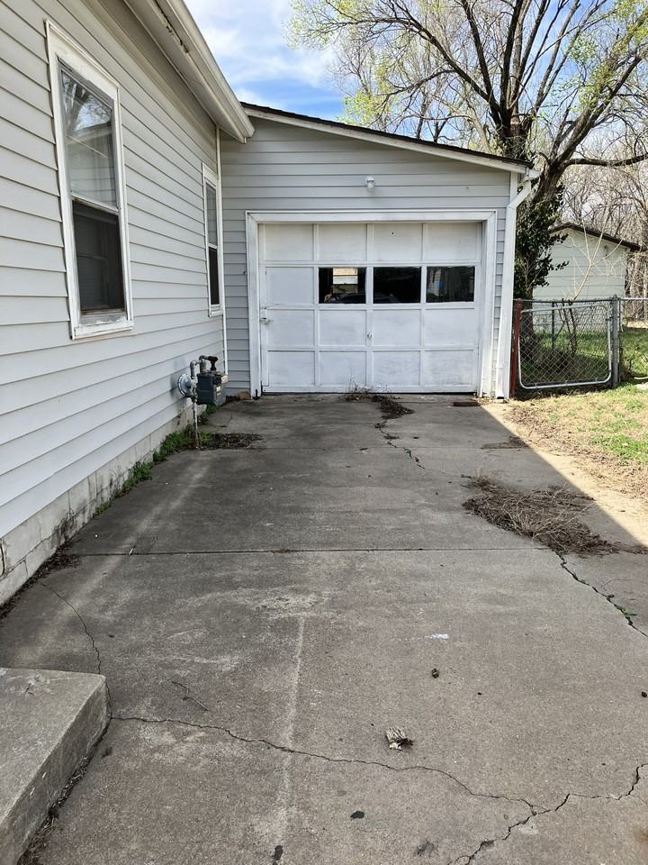 1821 S Grove St - Photo 2 of 7