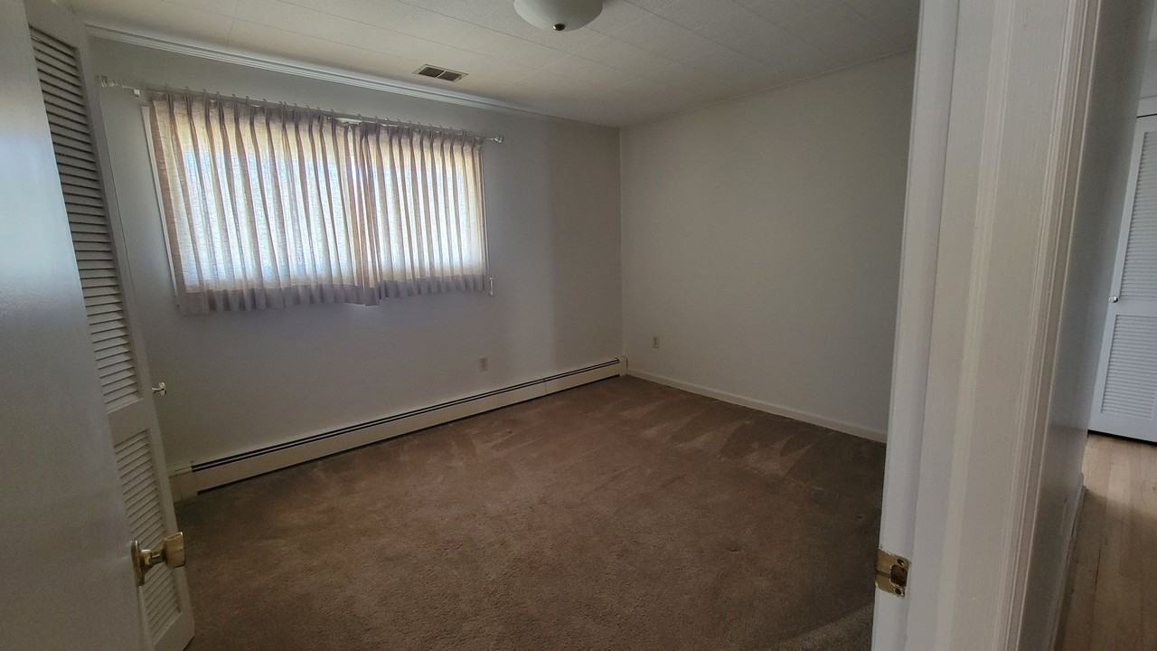223 Cherry St - Photo 4 of 7