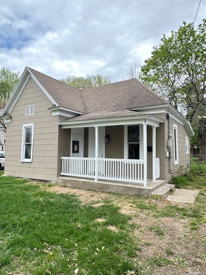 2216 N Rogers Ave