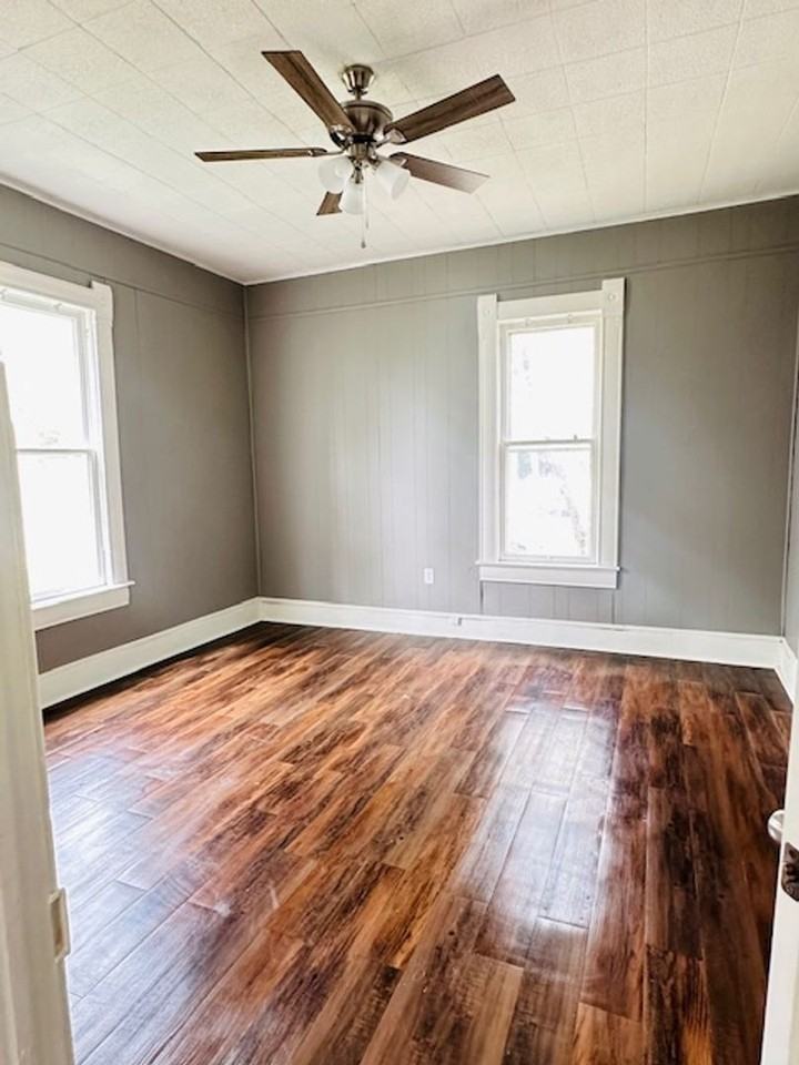 2216 N Rogers Ave - Photo 4 of 11