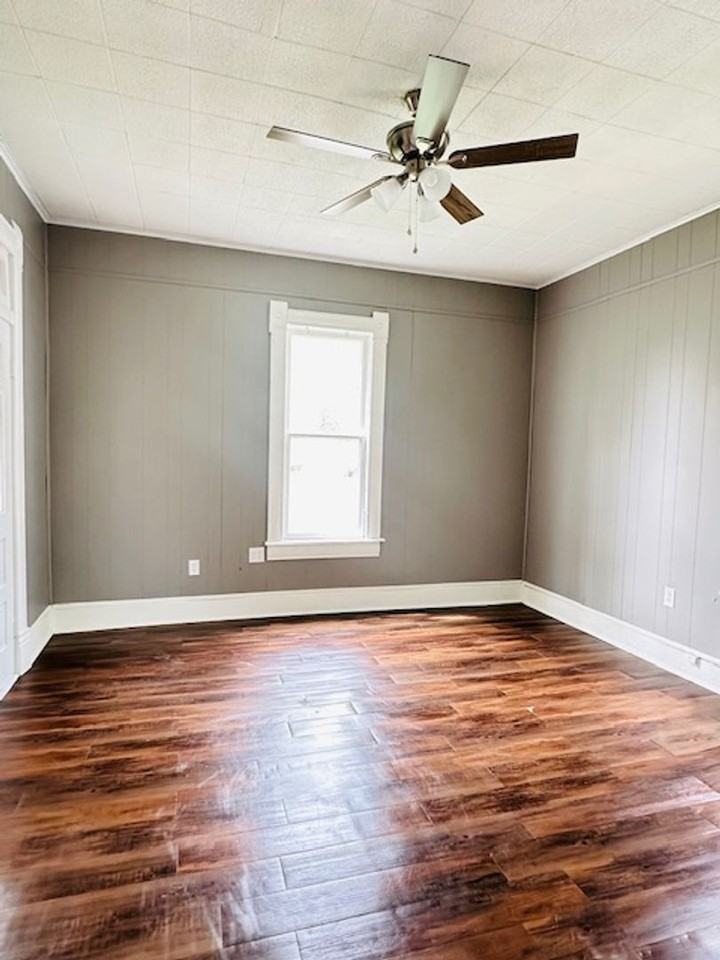 2216 N Rogers Ave - Photo 5 of 11