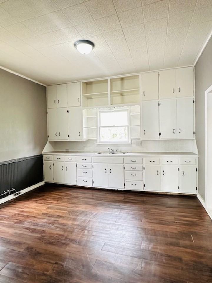 2216 N Rogers Ave - Photo 6 of 11
