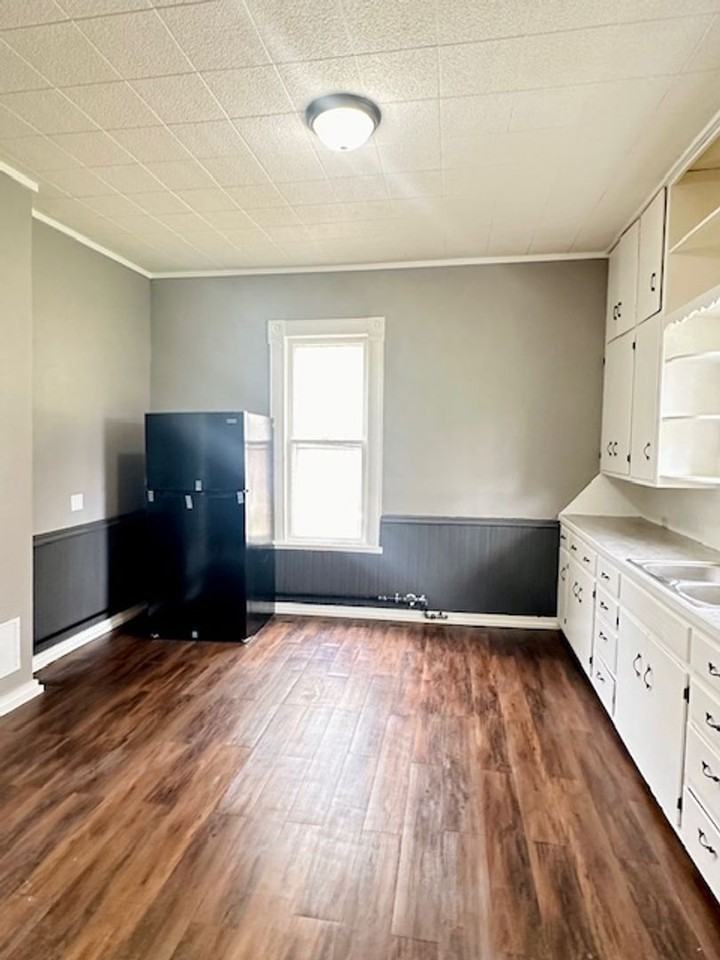 2216 N Rogers Ave - Photo 7 of 11