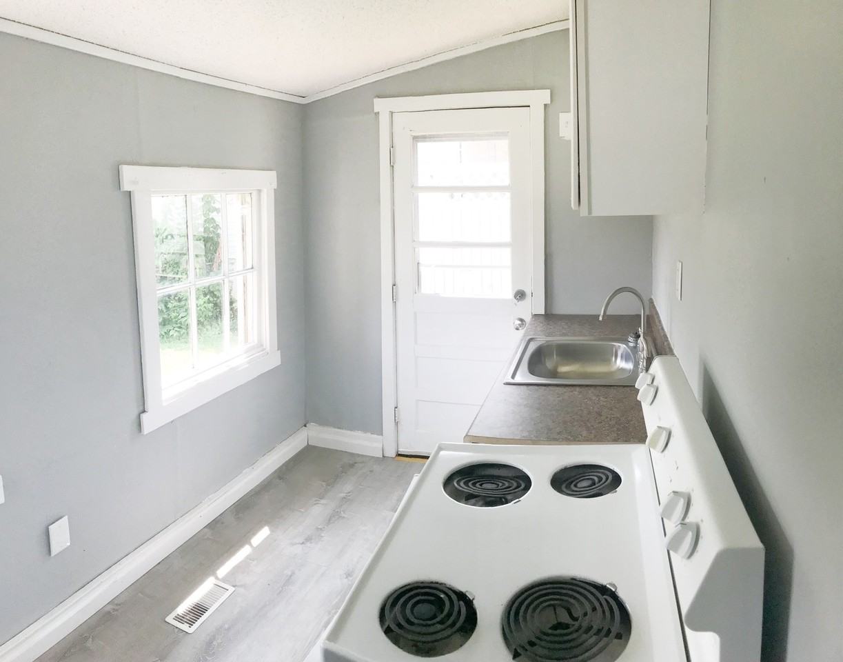 9964 Meadow Ave - Photo 5 of 7