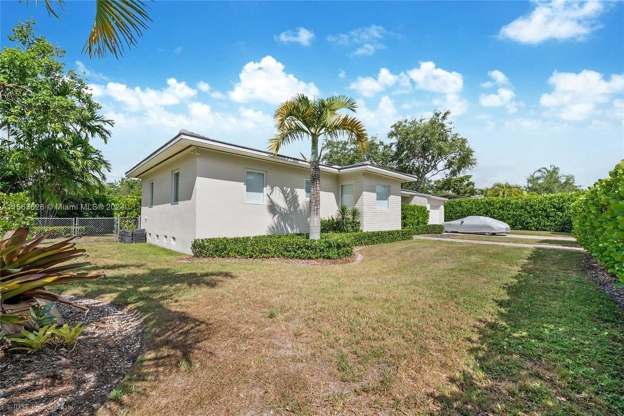 1240 S Alhambra Cir - Photo 2 of 8