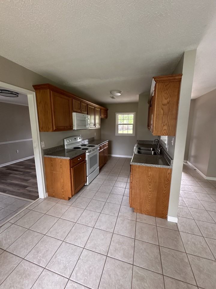 250 Walnut St - Photo 2 of 8