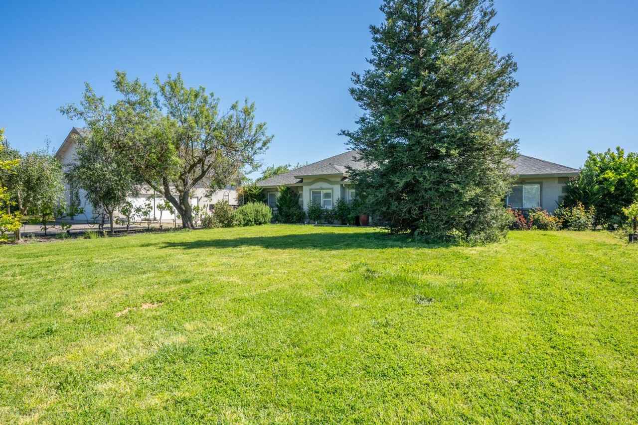 8430 N Winton Way - Photo 3 of 31