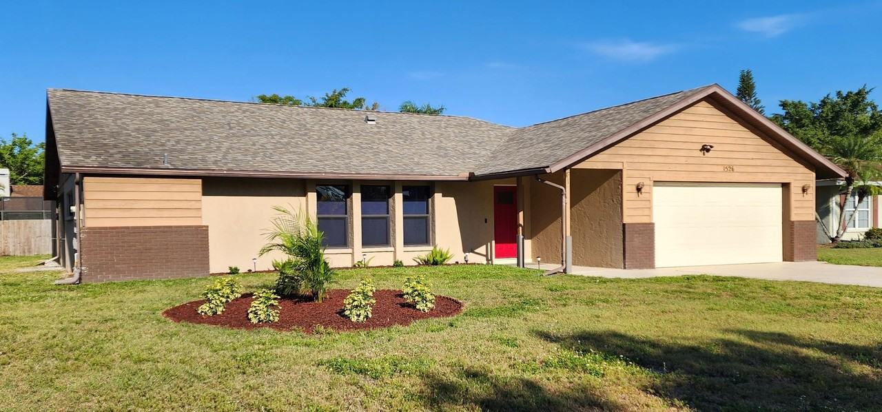 1526 Georgetowne Ln - Photo 2 of 9