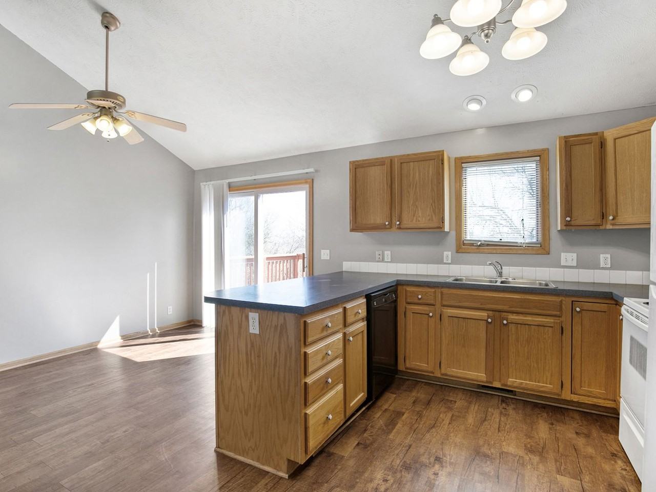 2020 Sw 33rd St - Photo 5 of 17