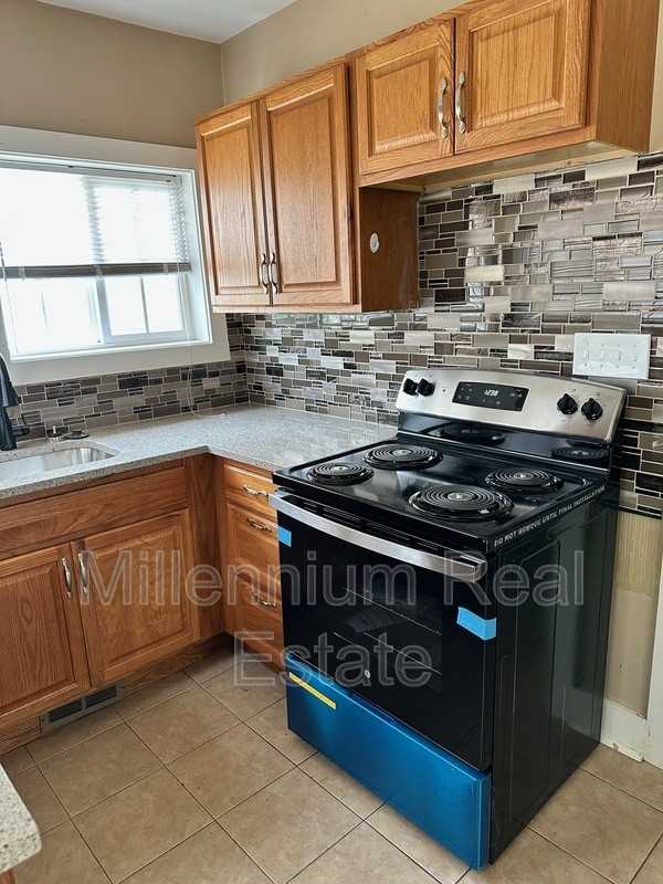 201 E Iroquois Rd - Photo 2 of 31