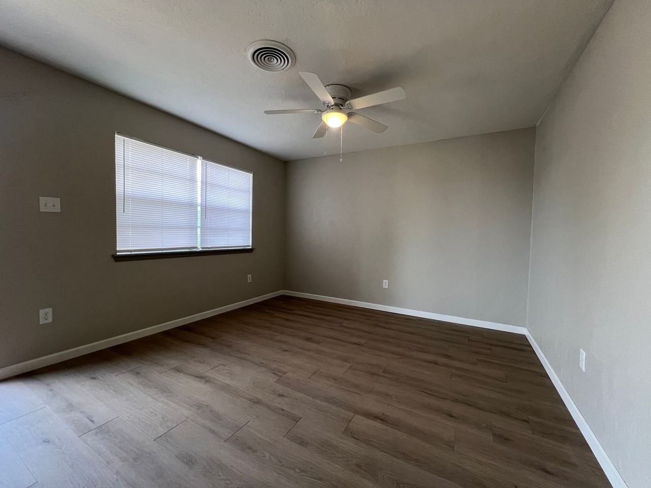 4822 Nw Ozmun Ave - Photo 4 of 12